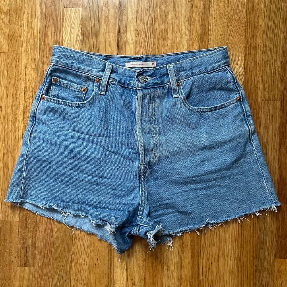 *SOLD* Levi’s Ribcage Shorts - medium wash
